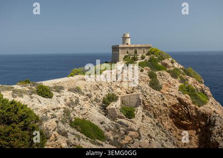 Phare abandonné sur la côte accidentée surplombant la mer Méditerranée Banque D'Images