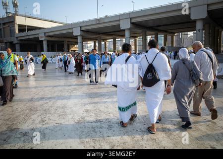 La Mecque, Arabie Saoudite - 5 juin 2024 : pèlerins du Hadj et de l'Oumrah du monde entier marchant près de Masjidil Haram, Grande Mosquée de la Mecque, Mekkah. Banque D'Images