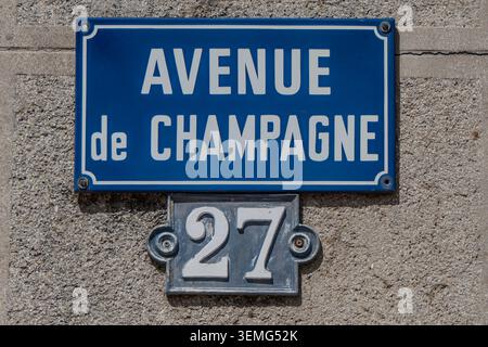 Epernay, France, 23 mai 2026. Un panneau de rue traditionnel en émail bleu lisant Avenue de Champagne au-dessus d'une plaque de métal vintage montrant le numéro de maison 27, Banque D'Images