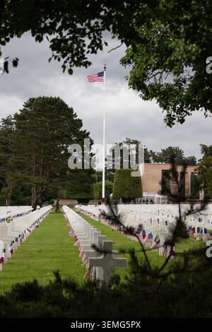 Le drapeau américain souffle dans le vent au cimetière américain de Normandie après un enrôlement massif de membres du service américain lors d'une commémoration du jour J 82 Banque D'Images