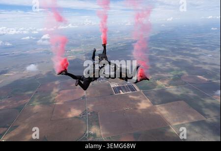 Le Sgt. De 1re classe Justin Brenner, le Sgt. De 1re classe Josh Evans et le Sgt. D'état-major Eric Wood volent en formation de chute libre au Wings Over Cannon Airshow Over Cann Banque D'Images
