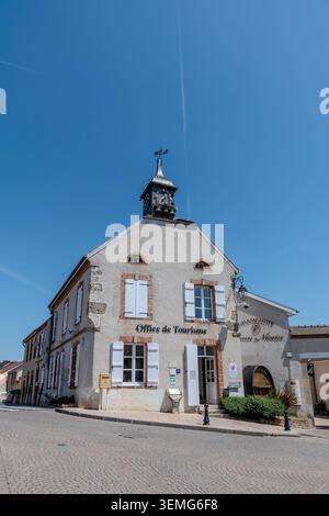 Hautvillers, France, 25 mai 2026. Un bel immeuble traditionnel en pierre abritant l'office de tourisme dans le village historique de Hautvillers Champagne Banque D'Images