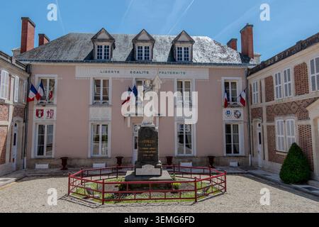 Hautvillers, France, 25 mai 2026. Le bâtiment historique de l'hôtel de ville du village de Hautvillers dans la région de Champagne en France avec une cour centrale Banque D'Images