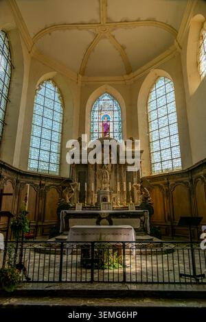 Hautvillers, France, 25 mai 2026. L'intérieur de l'église historique Saint Sindulphe à Hautvillers Champagne région France montrant l'autel principal d Banque D'Images