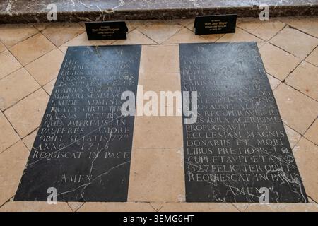 Hautvillers, France, 25 mai 2026. Pierres tombales en marbre foncé encastrées dans le sol de l'église de l'abbaye Saint Sindulphe à Hautvillers, marquant la finale Banque D'Images