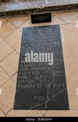 Hautvillers, France, 25 mai 2026. Plan plein angle de la pierre tombale en marbre noir du moine Dom Pierre Pérignon avec inscription latine sur la pierre Banque D'Images