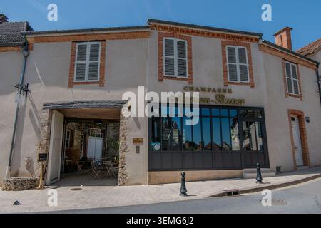 Hautvillers, France, 25 mai 2026. Une belle vue sur la façade traditionnelle en pierre du domaine Champagne Marion bosser dans le village historique de H. Banque D'Images