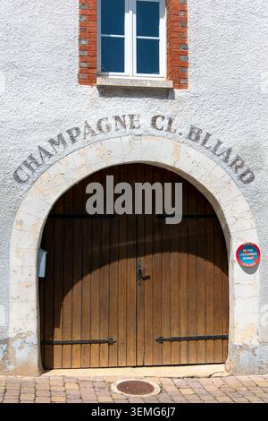 Hautvillers, France, 25 mai 2026. Une entrée en pierre voûtée au Champagne Cl. Bliard Estate dispose d'une grande porte double en bois brun traditionnelle w Banque D'Images