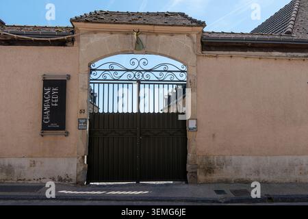 Hautvillers, France, 25 mai 2026. Une arche traditionnelle en pierre avec une porte décorative en fer noir marque l'entrée de la cave Champagne Fedyk ESTA Banque D'Images