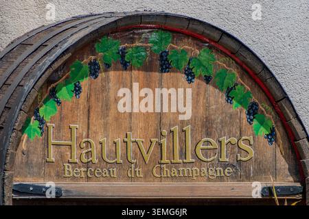 Hautvillers, France, 25 mai 2026. Une tête de tonneau de vin décorative en bois sert de signe de bienvenue pour le village historique de Hautvillers en France. Banque D'Images