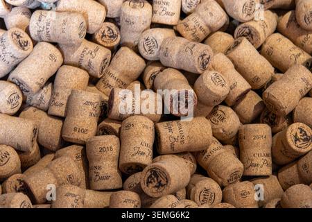 Hautvillers, France, 25 mai 2026. Macro-plan à grand angle montrant un tas dense de bouchons en liège aggloméré usagés et authentiques pour le vin mousseux Banque D'Images
