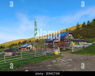 Millstatt, Autriche - 06 juin 2026 : refuge de montagne de Millstätter Hütte avec panneaux solaires sur les pâturages alpins dans les montagnes de Nockberge en Carinthie, Aust Banque D'Images