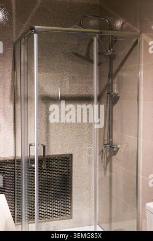 Cabine de douche en verre moderne avec pomme de douche de pluie chromée et mélangeur Banque D'Images
