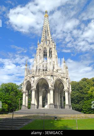 Bruxelles, Belgique – 22 août 2016 : monument à la dynastie érigé dans le parc de Laeken, dans le paysage du domaine royal Banque D'Images