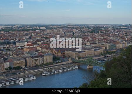 Hongrie - 31 mai 2026 : vue panoramique en soirée sur le pont de la liberté au-dessus du Danube et le paysage urbain depuis le sommet de la colline Gellert. Banque D'Images