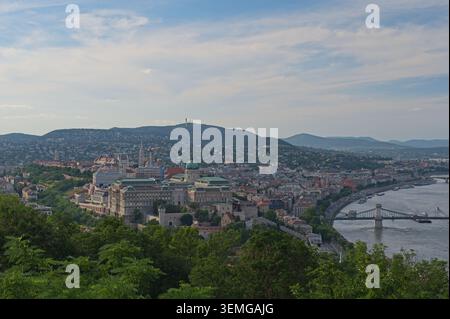 Budapest, Hongrie - 31 mai 2026 : vue en angle élevé sur le château de Buda et le Danube avec le pont des chaînes depuis le sommet de la colline Gellert. Banque D'Images