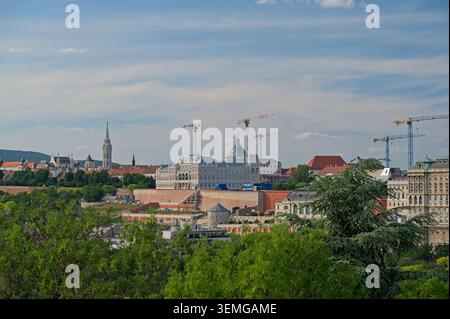 Budapest, Hongrie - 31 mai 2026 : vue panoramique de l'église Matthias et des bâtiments historiques en reconstruction avec des grues à tour dans le château de Buda Banque D'Images