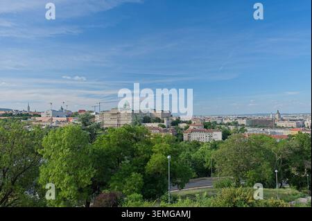Budapest, Hongrie - 31 mai 2026 : vue panoramique du château de Buda avec grues de construction pendant la reconstruction historique du quartier. Banque D'Images