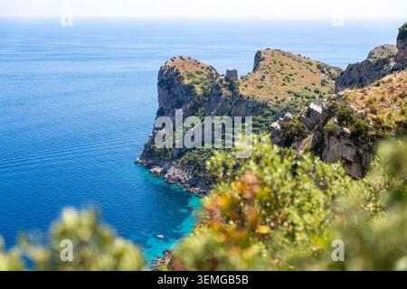 Belle vue sur la côte accidentée et la mer claire à Massa Lubrense près de Sorrente Italie Banque D'Images