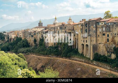 Pittoresque village médiéval de Sant Agata de Goti perché sur des falaises de tuf dans le sud de l'Italie Banque D'Images