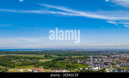 Panorama aérien de Gdansk et de la côte Baltique avec avion dans Blue Sky Banque D'Images