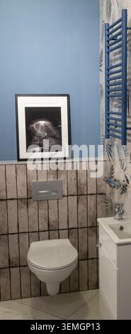 Agencement minimaliste et élégant de la poudrière avec réservoir intégré et cadre photo Banque D'Images