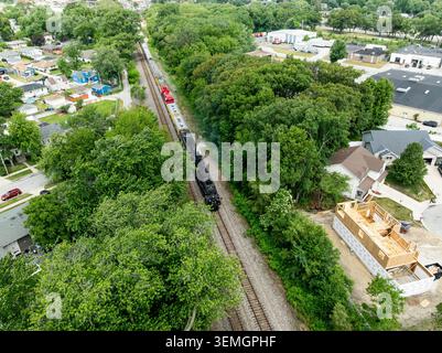 Vue aérienne de la Union Pacific Big Boy n° 4014 circulant entre les quartiers de Hammond, dans l'Indiana. Banque D'Images