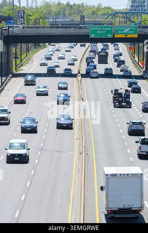 Les véhicules circulent sur la Don Valley Parkway à l'approche de l'échangeur Gardiner Expressway pendant la circulation diurne. Banque D'Images