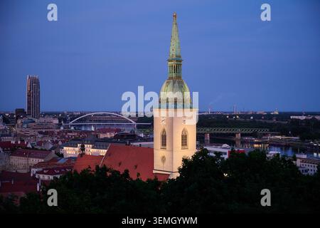 Pont du soulèvement national slovaque, connu sous le nom de pont des OVNIS, enjambant le Danube, Bratislava, Slovaquie, Europe centrale. Banque D'Images