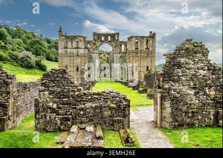 Ce sont les ruines du monastère cistercien du 11-12ème siècle de l'abbaye de Rievaulx dans le village de Rievaulx dans le Yorkshire du Nord Banque D'Images