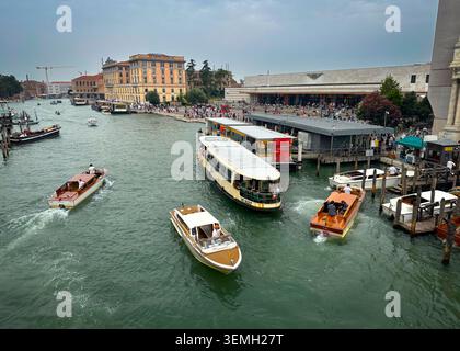 Bateaux-taxis et vaporettos sur la voie navigable à l'extérieur de la gare de Venise, Italie - un centre de transport central pour l'île. Banque D'Images