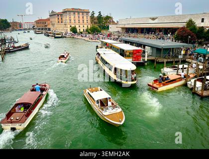 Bateaux-taxis et vaporettos sur la voie navigable à l'extérieur de la gare de Venise, Italie - un centre de transport central pour l'île. Banque D'Images