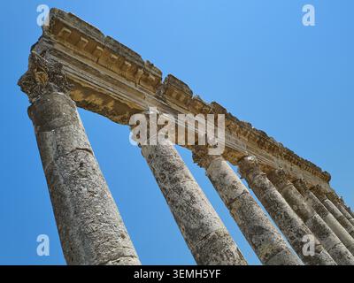 Anciennes colonnes de la Grande Colonnade d'Apamée contre ciel bleu, Syrie. Banque D'Images