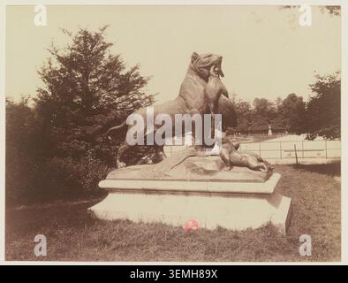 Une photographie montre le groupe sculptural Tigress portant un paon à ses Cubs par Caïn dans le jardin des Tuileries à Paris. La sculpture animalière se dresse au milieu des arbres dans un jardin paysager associé au public du XIXe siècle Banque D'Images