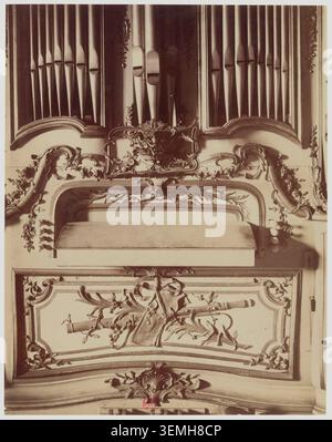Une photographie d'Eugène Atget enregistre un orgue du XVIIIe siècle à l'église Saint-Sulpice à Paris. L'image documente l'instrument et sa représentation d'objet entre 1870 et 1913. Banque D'Images