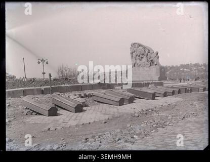 Les travailleurs ont procédé à l'exhumation des victimes du bombardement de la seconde Guerre mondiale sur la place Gambetta au Havre en 1945. Marcel Maillard a photographié les opérations de récupération alors que les autorités traitaient des conséquences humaines des attaques aériennes sur la ville. Banque D'Images