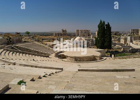 Amphithéâtre en pierre à ciel ouvert et cour intérieure de la citadelle d'Alep, Syrie. 2026 Banque D'Images