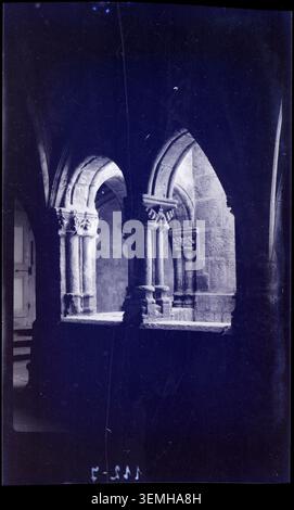 Marcel Maillard a photographié le coin sud-est du cloître de l'abbaye de Montbenoît dans le Doubs, en France, en 1928, enregistrant la galerie architecturale et la structure monastique au sein du complexe religieux historique. Banque D'Images