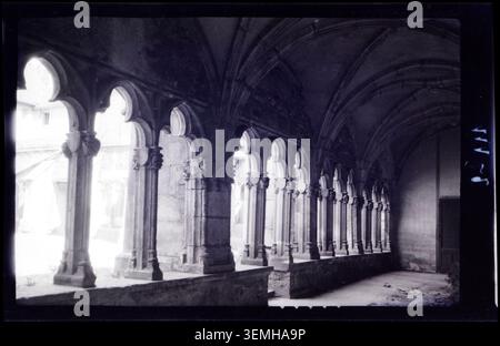 Marcel Maillard a photographié la galerie sud-ouest du cloître de la cathédrale Saint-Vincent de Chalon-sur-Saône en 1928 dans le cadre de la collection Philippe Manneville. Banque D'Images
