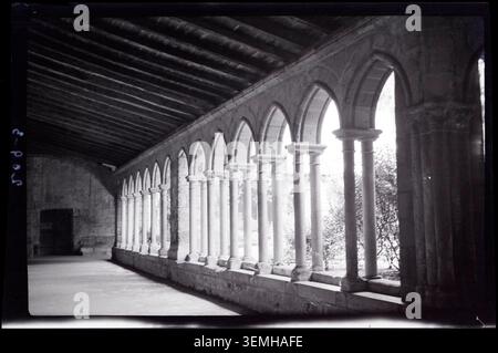 La galerie sud du cloître de la collégiale de Saint-Émilion (Gironde, France) est photographiée par Marcel Maillard en 1932, retraçant la forme architecturale des galeries du cloître et du complexe religieux. Banque D'Images