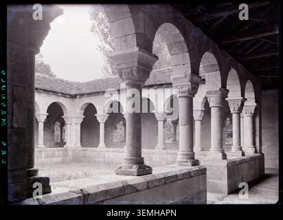 Au Château des Mesnuls aux Mesnuls, une estampe en gélatine argentée enregistre la galerie sud du cloître de Saint-Genis des Fontaines en 1948. La photographie documente l'architecture du cloître en pierre et l'espace de circulation dans le complexe abbatial des Yvelines, France. Banque D'Images