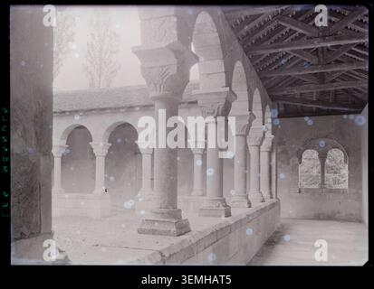 Marcel Maillard a photographié la galerie sud du cloître du Château des Mesnuls, anciennement Saint-Genis des Fontaines, aux Mesnuls, Yvelines, France, en 1948, documenter les galeries monastiques et la disposition architecturale. Banque D'Images
