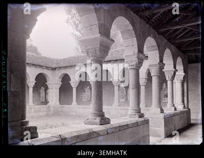 La galerie sud du cloître du Château des Mesnuls aux Mesnuls a été photographiée par Marcel Maillard en 1948, montrant des colonnes de pierre détaillées, des arches et la disposition de la structure architecturale monastique. Banque D'Images