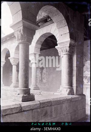 L’angle sud-ouest du cloître de Saint-Genis-des-Fontaines au Château des Mesnuls aux Mesnuls (Yvelines, France) est photographié par Marcel Maillard en 1948, documentant les éléments architecturaux conservés sur le site. Banque D'Images