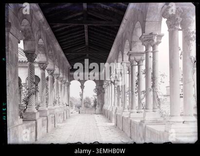 Marcel Maillard a photographié la galerie sud du cloître de la Roseraie de Fabron à Nice en 1951, enregistrant les arches, les colonnes et le paysage environnant dans le cadre architectural du site. Banque D'Images