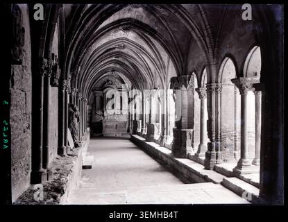 Marcel Maillard photographie la galerie sud du cloître de la cathédrale Saint-Trophime à Arles en 1951, retraçant la forme architecturale du passage du cloître et des arcades de pierre associées à l'ensemble de la cathédrale. Banque D'Images