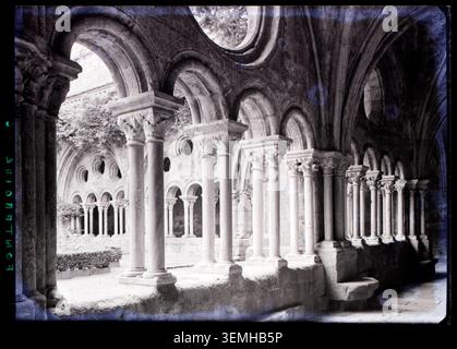 L’abbaye Sainte-Marie de Fontfroide à Bizanet présente sa galerie sud du cloître, photographiée par Marcel Maillard en 1951, illustrant les arches de pierre et le rythme architectural de la structure monastique. Banque D'Images
