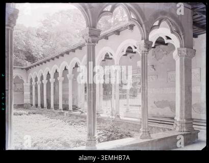 Marcel Maillard a photographié la galerie sud du cloître du Château de Villemartin à Gaja-et-Villedieu en 1951 dans le cadre de la collection Philippe Manneville. Banque D'Images