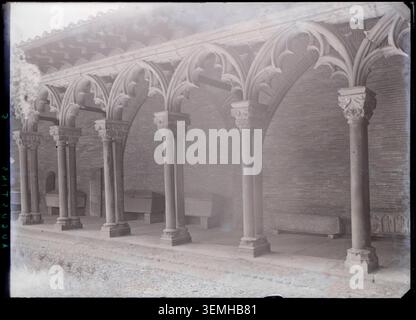 Marcel Maillard a photographié la galerie sud du cloître du couvent des Augustins à Toulouse en 1951, enregistrant les arcades de pierre et les caractéristiques architecturales monastiques. Banque D'Images