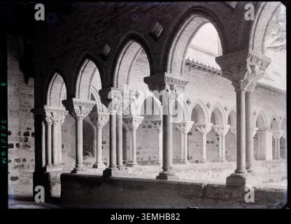 La galerie sud-est du cloître de l'Abbaye Saint-Pierre à Moissac, Tarn-et-Garonne, France, est photographiée en 1951 par Marcel Maillard, illustrant les arcades monastiques et la structure architecturale. Banque D'Images